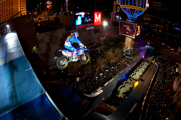 Robbie-Maddison-freefall-(c)-Christian-Pondella_Red-Bull