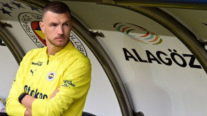 Edin Džeko je slomio ruku, a onda je napravio potez kakav bi rijetko ko u njegovim godinama!