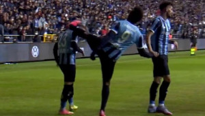 Nove ludorije čuvenog Italijana: Balotelli high-kickom na saigrača