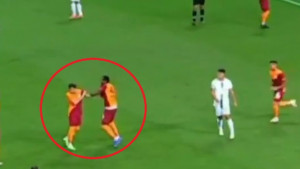 Haos u Turskoj: Igrač Galatasaraya glavom udario saigrača, pa ga onda ošamario