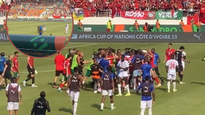 Opšti haos nakon utakmice - Igrač Konga se na koljenima molio Bogu, selektor Maroka ga prekinuo!