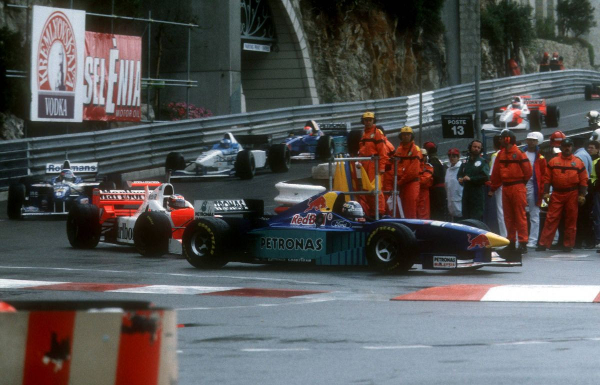 1996. godine viđena je najluđa utrka Formule 1 ikad, kroz cilj na kraju prošla samo tri bolida
