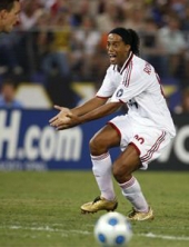 Ronaldinho ne razmišlja o mirovini Ronaldinho ne razmišlja o mirovini