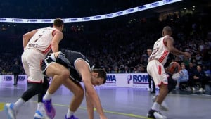 Ovo nije izgledalo nimalo dobro: Pokuševskog saigrači iznijeli sa terena