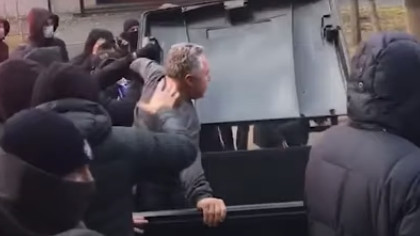 Nestvarne scene: Navijači direktora ubacili u kontejner i 'provozali' ga po ulicama
