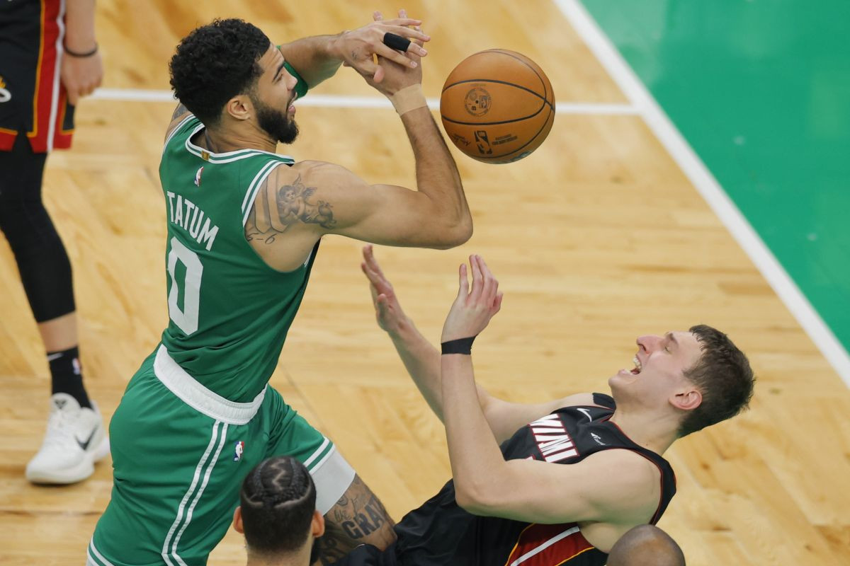 Užasna povreda Srbina u NBA ligi: Polomio je nos, a krv nije mogao odmah zaustaviti Užasna povreda Srbina u NBA ligi: Polomio je nos, a krv nije mogao odmah zaustaviti
