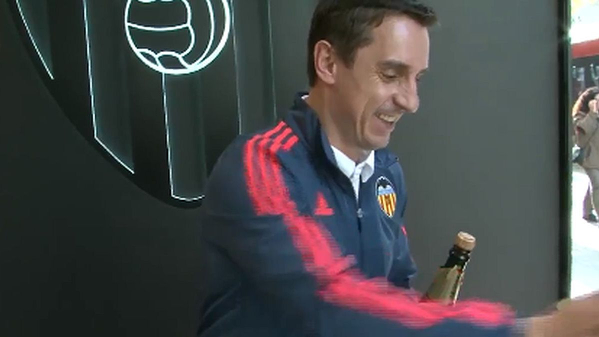 Valencia na zanimljiv način čestitala rođendan Nevillu: Pazi kad otvaraš šampanjac...