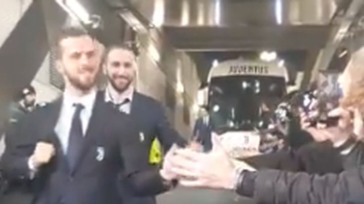 Douglas Costa, Pjanić i Higuain su baš ispoštovali navijače ispred stadiona