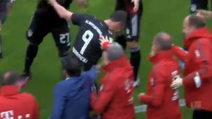 Špalir za Lewandowskog usred utakmice: Sjajni napadač ušao u historiju bavarskog velikana
