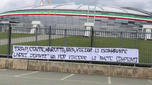 Intera je na ogradi Juventusovog stadiona dočekao brutalno iskren transparent 