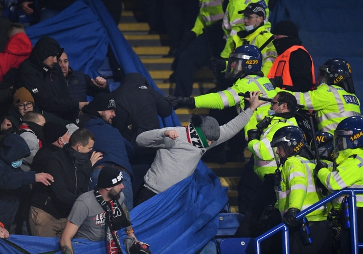 Nemile scene u kolijevci nogometa: Preko 100 zloglasnih huligana napalo policiju 