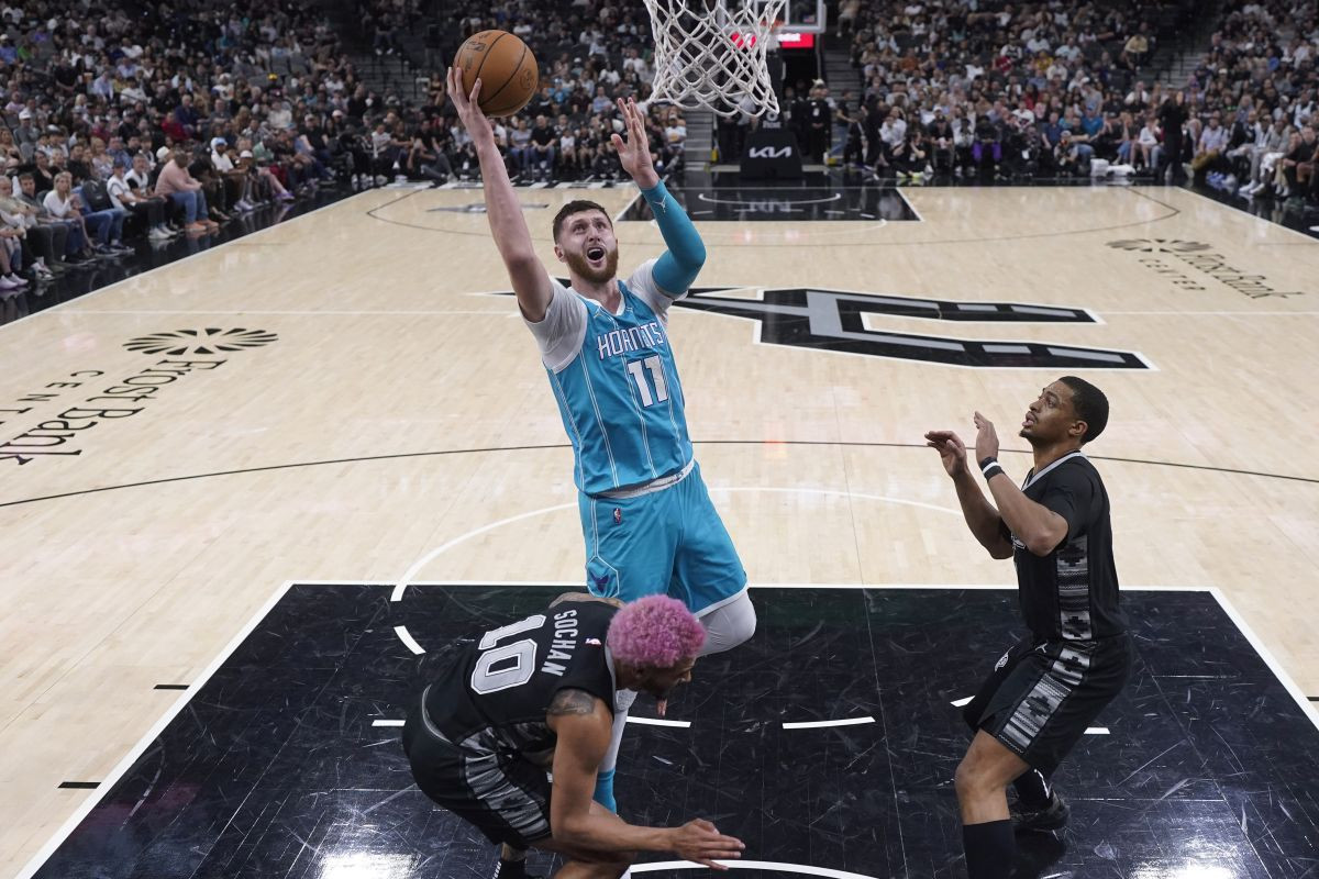 Nurkić se probudio u trijumfu Hornetsa, trener razočarao Garzu