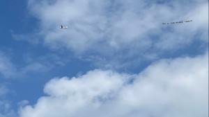 Iznad St. James Parka je letio avion sa natpisom zbog kojeg je gazdi Newcastlea pao mrak na oči