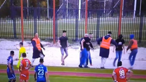 Napad huligana na fotografa obilježio meč Sloga - Željezničar, novčane kazne za dvojicu navijača