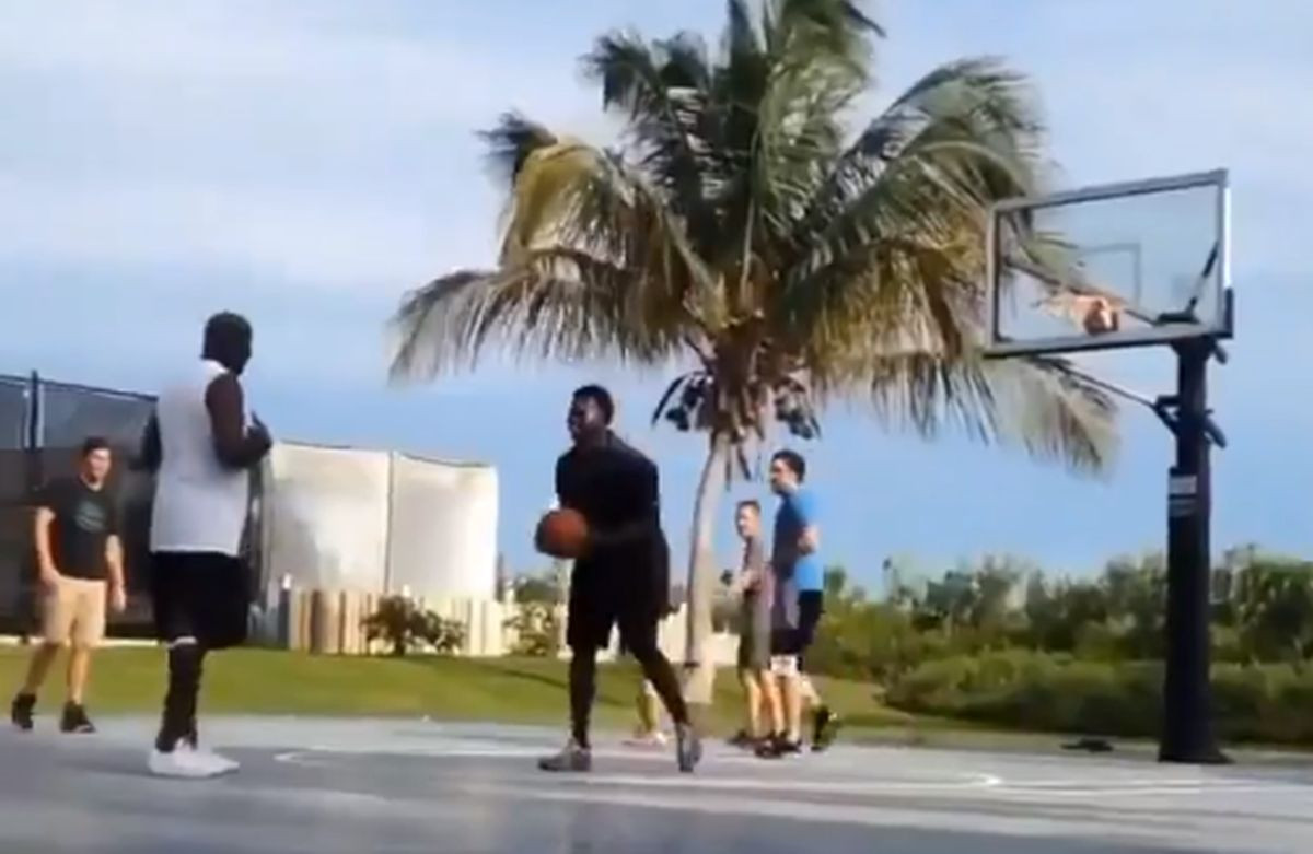 Michael Jordan uletio na basket s "momcima iz kraja": Imate li YouTube? Ukucajte moje ime