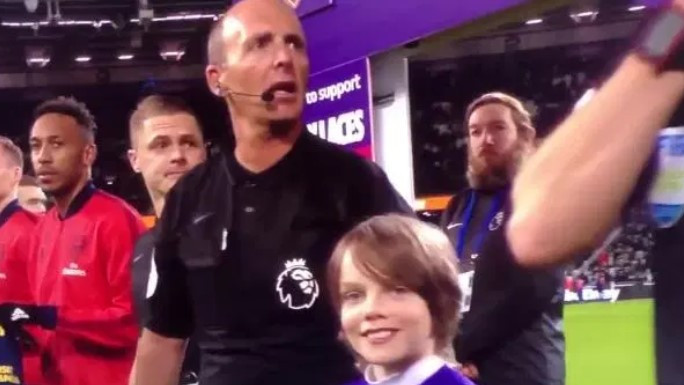 Mike Dean zaboravio da je sudija, pa zapjevao klupsku himnu na terenu