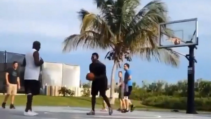 Michael Jordan uletio na basket s "momcima iz kraja": Imate li YouTube? Ukucajte moje ime