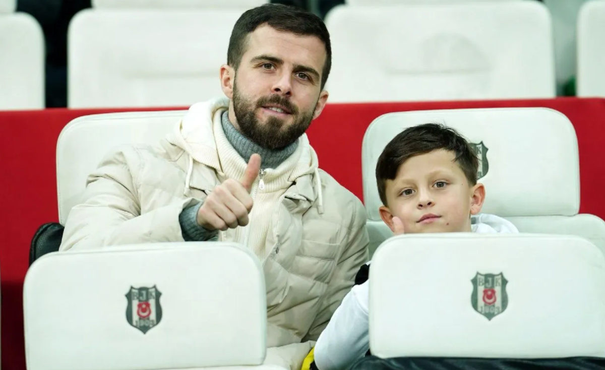 Miralem Pjanić sa sinom gledao Bešiktaš Miralem Pjanić sa sinom gledao Bešiktaš