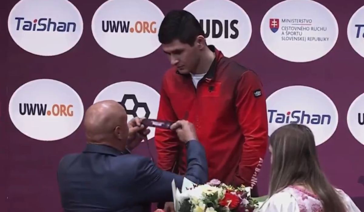 Podmukli Rus prišao albanskom prvaku Evrope da mu da medalju pa ga počeo zlostavljati: "Ti si..." Podmukli Rus prišao albanskom prvaku Evrope da mu da medalju pa ga počeo zlostavljati: "Ti si..."