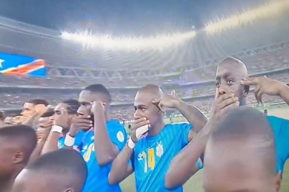 Igrači DR Kongo tokom himne stavili ruke preko usta i uperili 'pištolje' u glavu: Ovo je razlog!