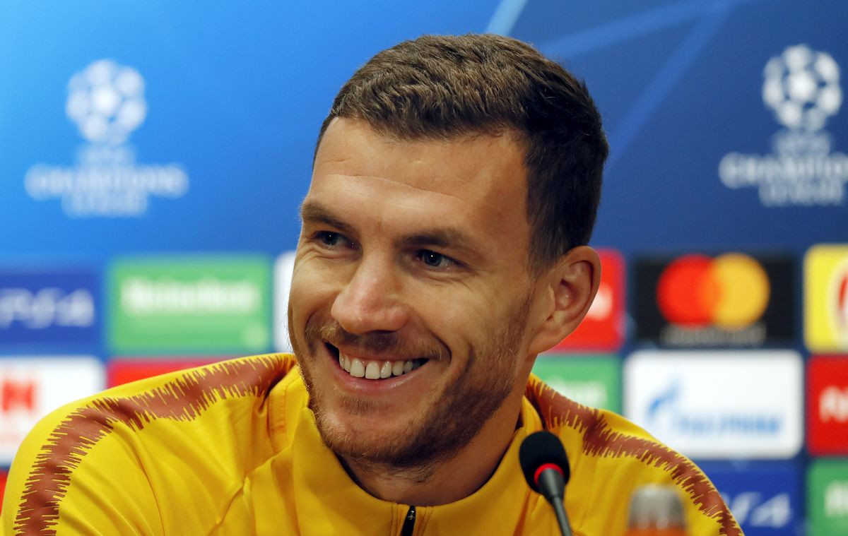 Edin Džeko oduševio javnost kada je pokazao svoje nove kostobrane Edin Džeko oduševio javnost kada je pokazao svoje nove kostobrane