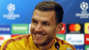 Edin Džeko oduševio javnost kada je pokazao svoje nove kostobrane