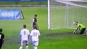 Fudbaler Partizana pokušao poniziti golmana Želje, a ovaj mu uhvatio "živu" loptu