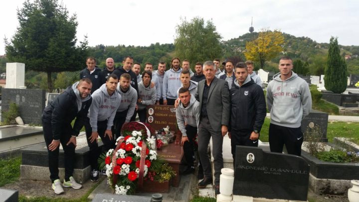 Igrači i stručni štab Sarajeva posjetili Vedranov grob