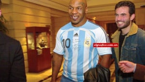 Niko nije progovorio ni riječ: Mike Tyson na brazilskom sudu u dresu Maradone