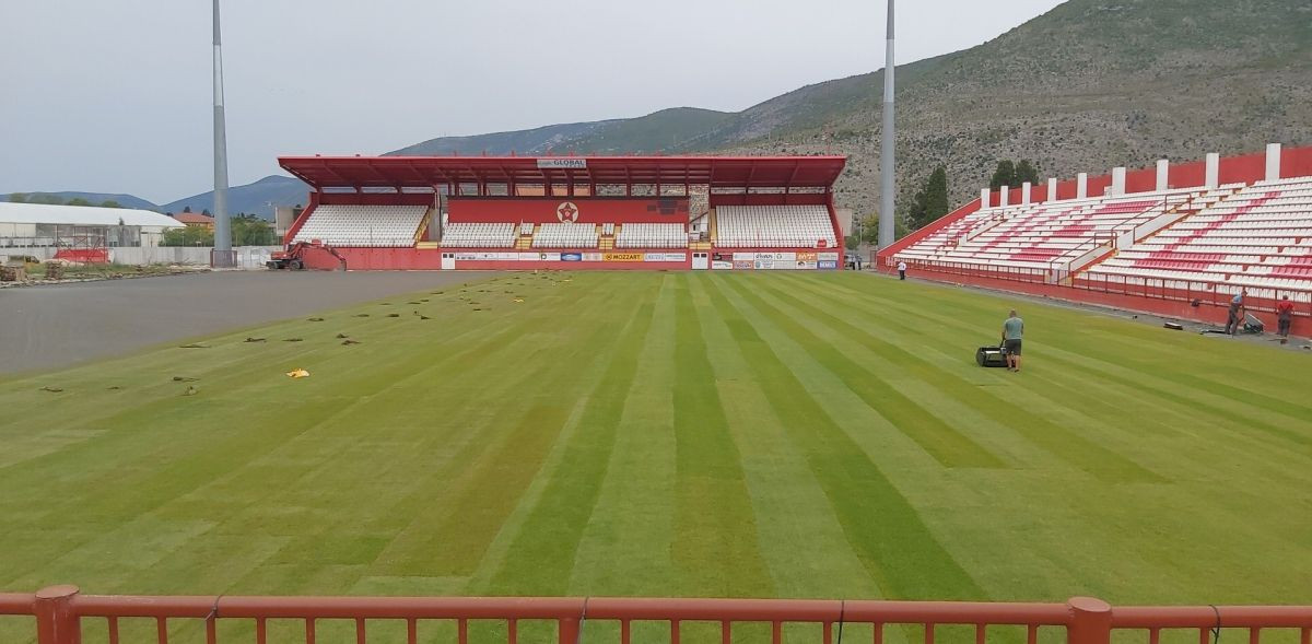 Radovi na stadionu Rođeni pri samom kraju: Ovako je danas izgledalo postavljanje travnjaka