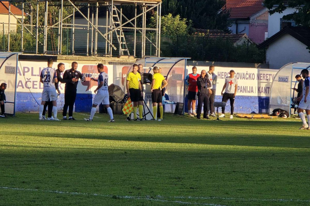 GOŠK sa igračem manje u nastavku susreta: Gigović nakon konsultacija sa VAR-om isključio Mandića