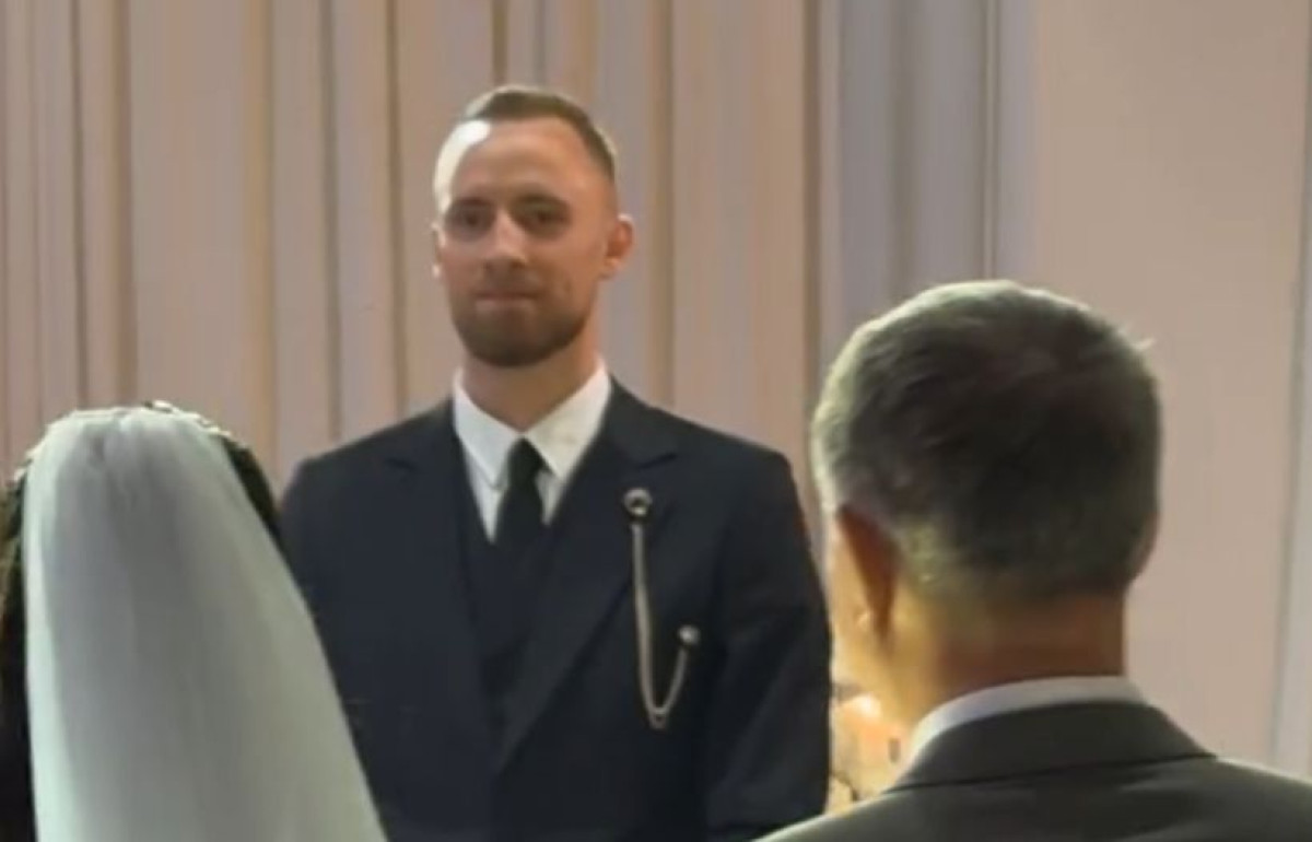 Vjenčanje bh. zvijezde u centru pažnje: Musa ugledao Aminu u vjenčanici, pa se jedva suzdržao Vjenčanje bh. zvijezde u centru pažnje: Musa ugledao Aminu u vjenčanici, pa se jedva suzdržao