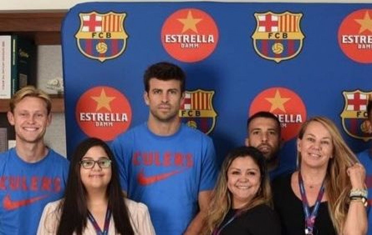 Igrači Barcelone pozirali sa ženskim fanovima, a svi su vidjeli gdje Pique drži svoje ruke Igrači Barcelone pozirali sa ženskim fanovima, a svi su vidjeli gdje Pique drži svoje ruke