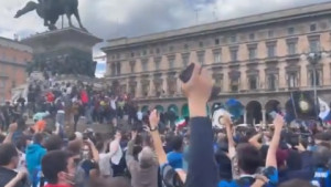 Počelo je slavlje navijača Intera: Crno-plava boja dominira Milanom