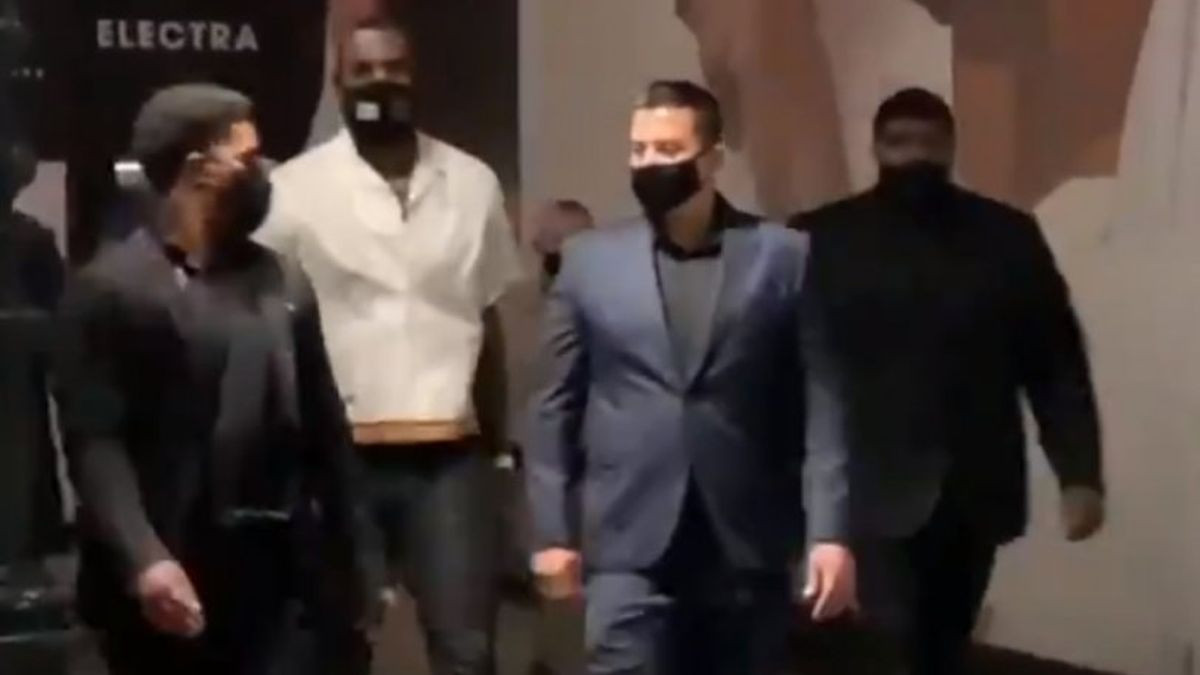 Osam sati su čekali LeBrona, a kada ih je ugledao nije se dvoumio šta uraditi Osam sati su čekali LeBrona, a kada ih je ugledao nije se dvoumio šta uraditi
