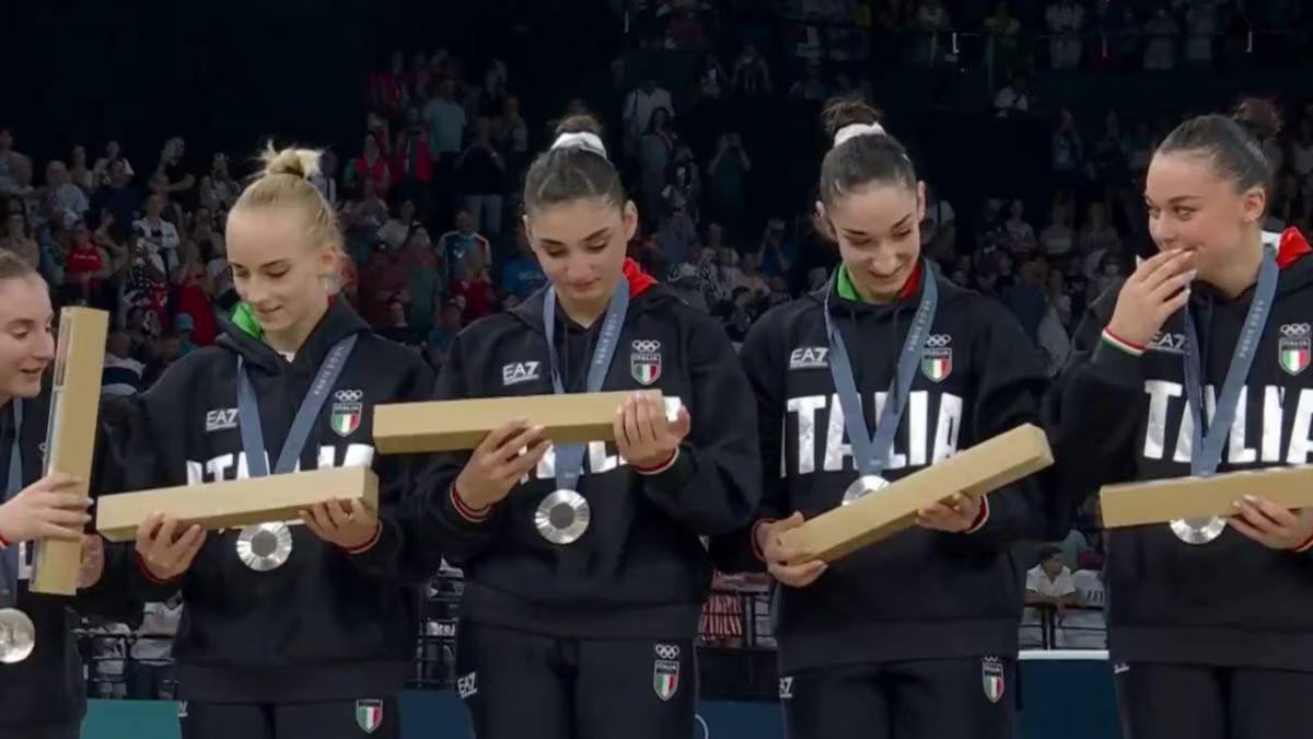 Šta se nalazi u "stranom objektu" kojeg osvajači medalja na OI zbunjeno gledaju? Šta se nalazi u "stranom objektu" kojeg osvajači medalja na OI zbunjeno gledaju?