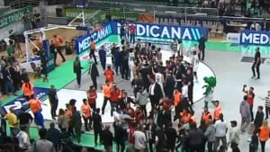 Haos u Turskoj: Navijači utrčali na teren i žestoko napali bivšeg NBA košarkaša