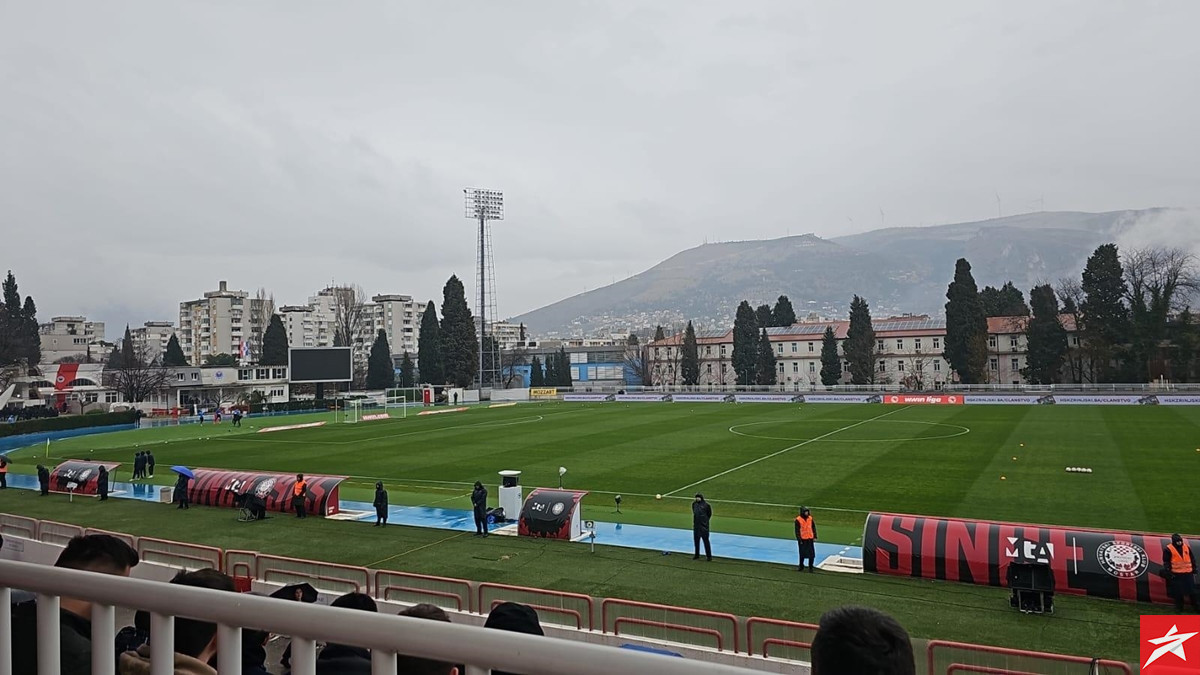 Moguće da mostarski derbi kasni: Dio navijača ušao na stadion prije pretresa!