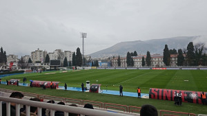 Moguće da mostarski derbi kasni: Dio navijača ušao na stadion prije pretresa!