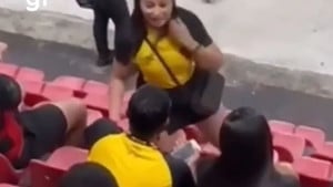 Žena je uhvatila muža na tribinama sa ljubavnicom, a onda su svi ostali šokirani na stadionu