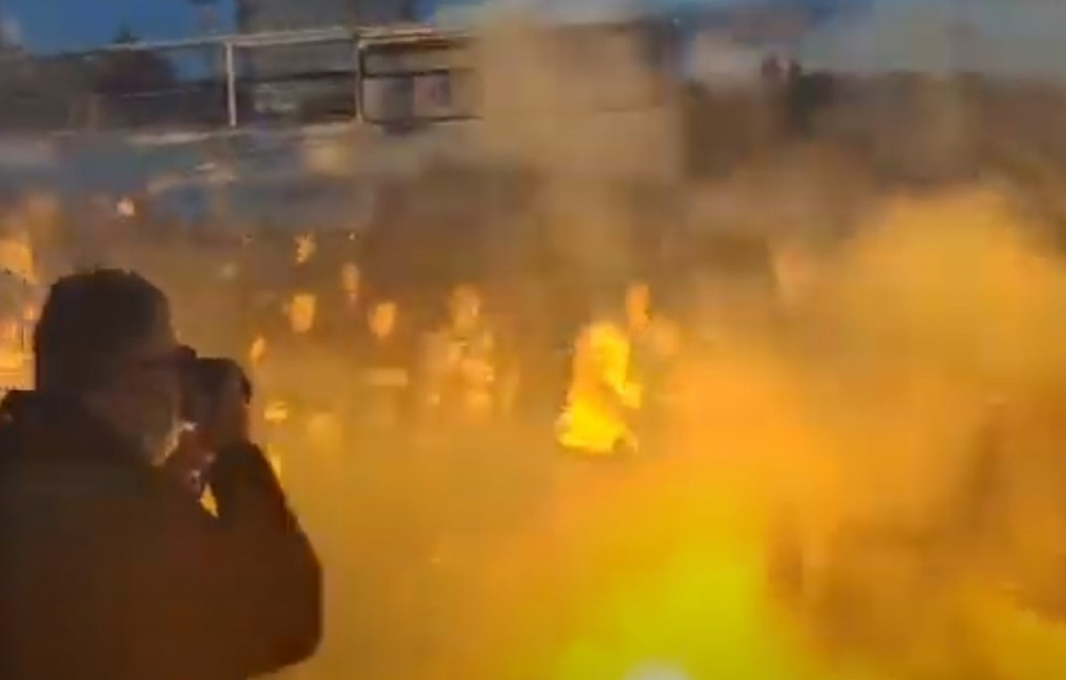 Zagrijava se atmosfera ispred Koševa: Zapaljen šal Željezničara
