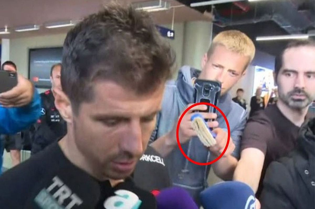 Turski igrači poniženi na aerodromu: Umjesto mikrofona četka za WC šolju!