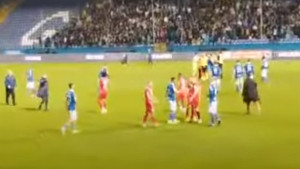 Obezbjeđenje ispratilo sudije s Grbavice nakon velikih protesta, a onda je Amoah poveo navijanje