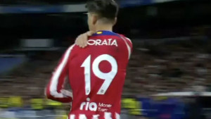 Desna ruka preko lijevog ramena i sakriven dio prezimena: Šta je Morata poručio Realovcima?