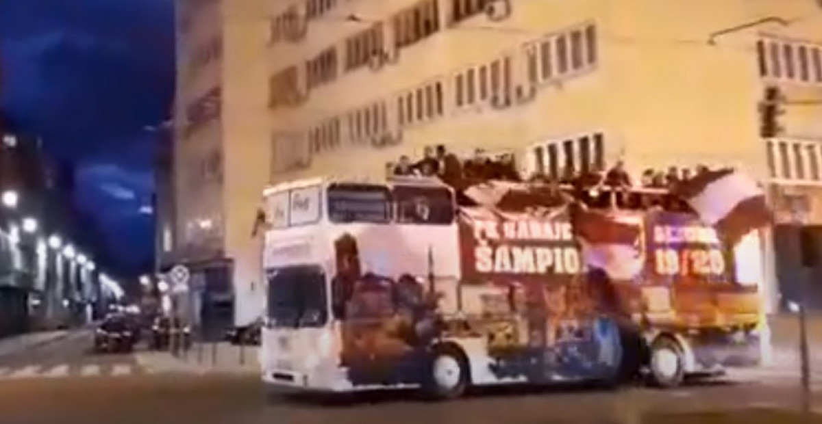 Autobus sa igračima FK Sarajevo "krstari" gradom