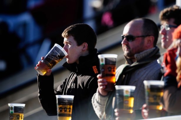 Englezi žele povratak piva na stadione, privilegovani Nijemci