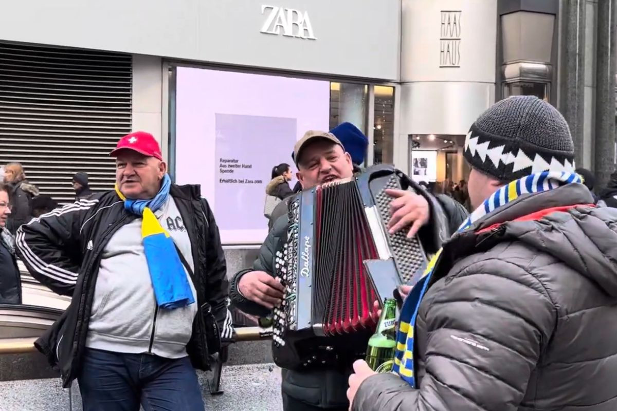 Austrijanci u nevjerici gledaju šta se to dešava na ulicama Beča