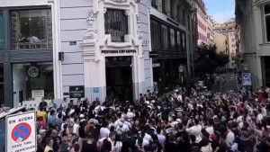 Najveći ikad je stigao u grad: Mravinjak ispred hotela, navijači satima čekaju samo da poviri!