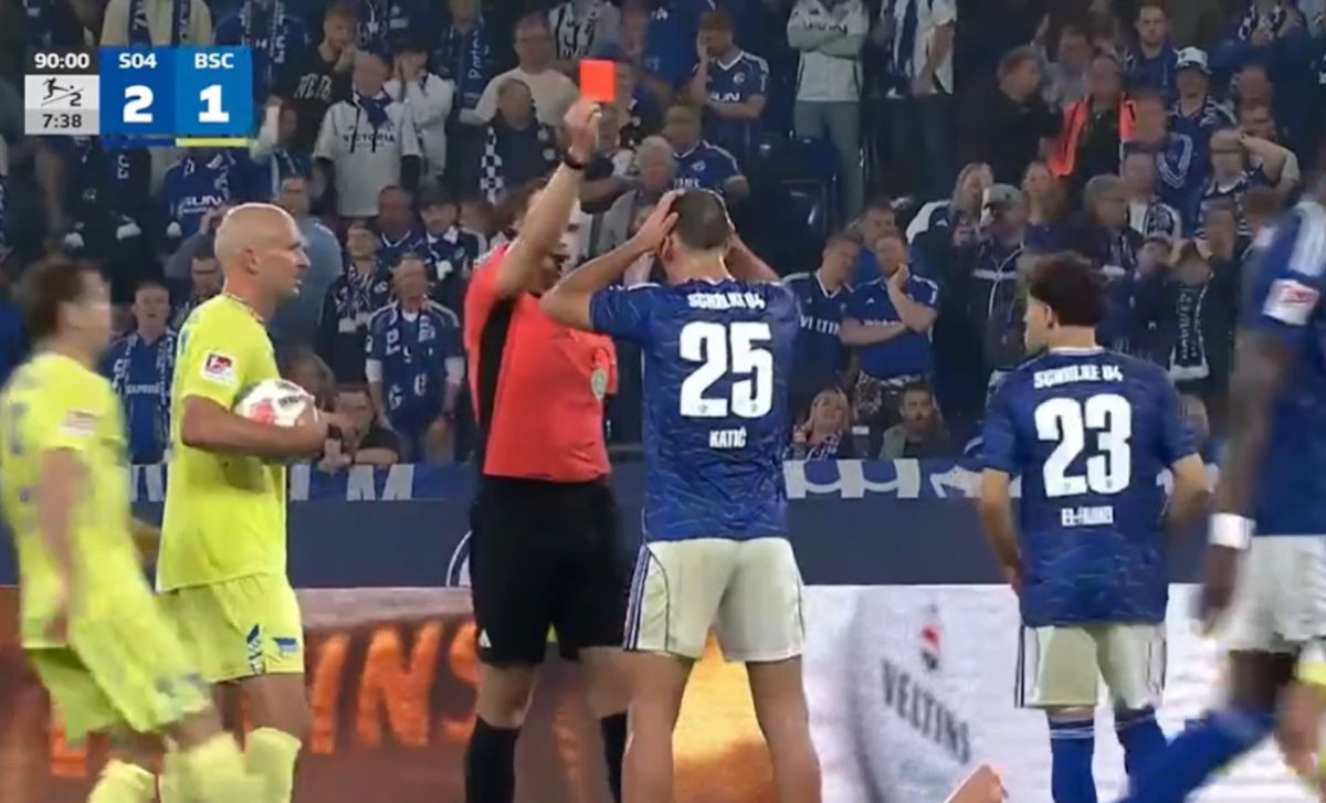 Na semaforu 98. minuta, Schalke vodi sa 2:1, a onda nevjerovatna glupost Katića i crveni karton