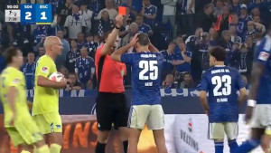 Na semaforu 98. minuta, Schalke vodi sa 2:1, a onda nevjerovatna glupost Katića i crveni karton